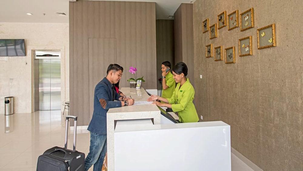 Whiz Prime Hotel Hasanuddin Makassar Buitenkant foto