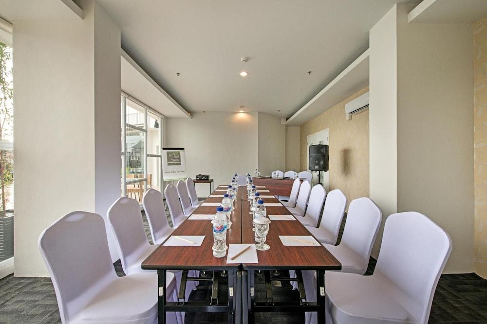 Whiz Prime Hotel Hasanuddin Makassar Buitenkant foto
