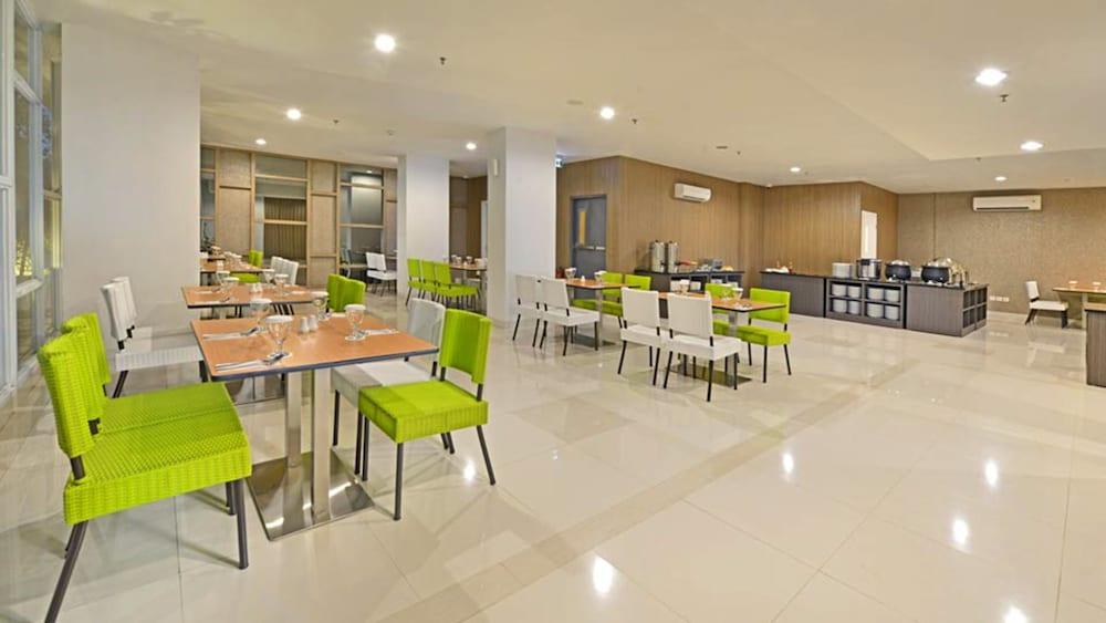 Whiz Prime Hotel Hasanuddin Makassar Buitenkant foto