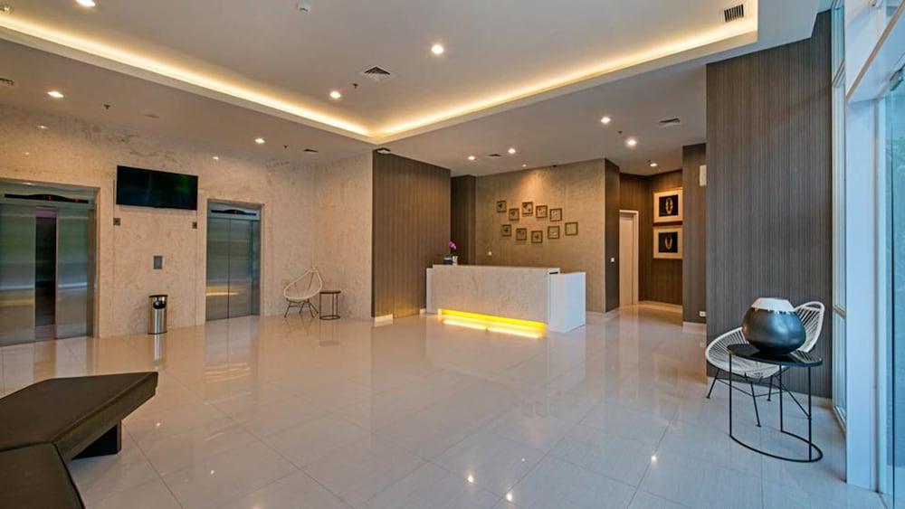 Whiz Prime Hotel Hasanuddin Makassar Buitenkant foto