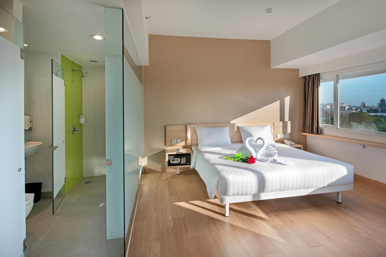 Whiz Prime Hotel Hasanuddin Makassar Buitenkant foto