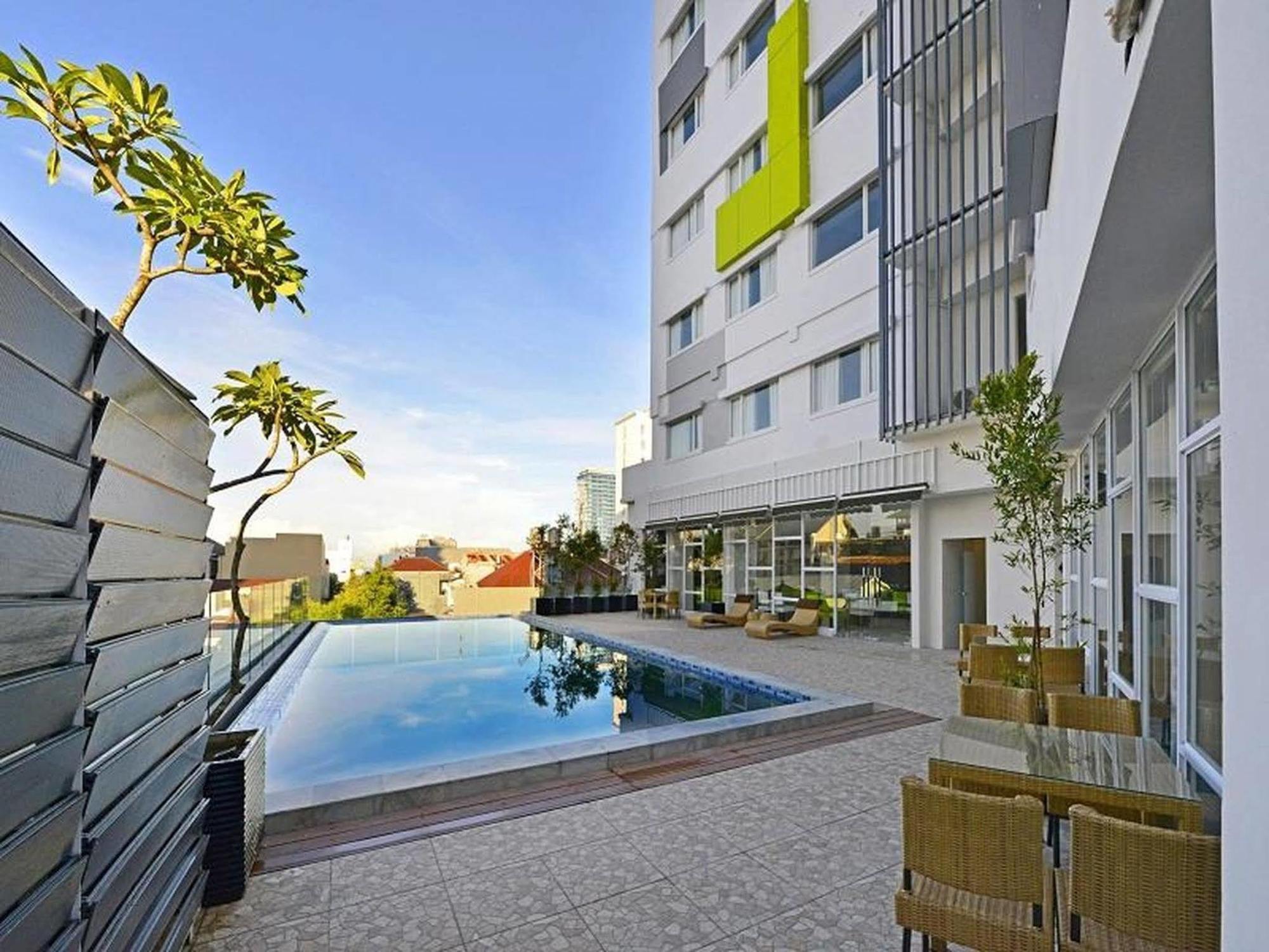 Whiz Prime Hotel Hasanuddin Makassar Buitenkant foto
