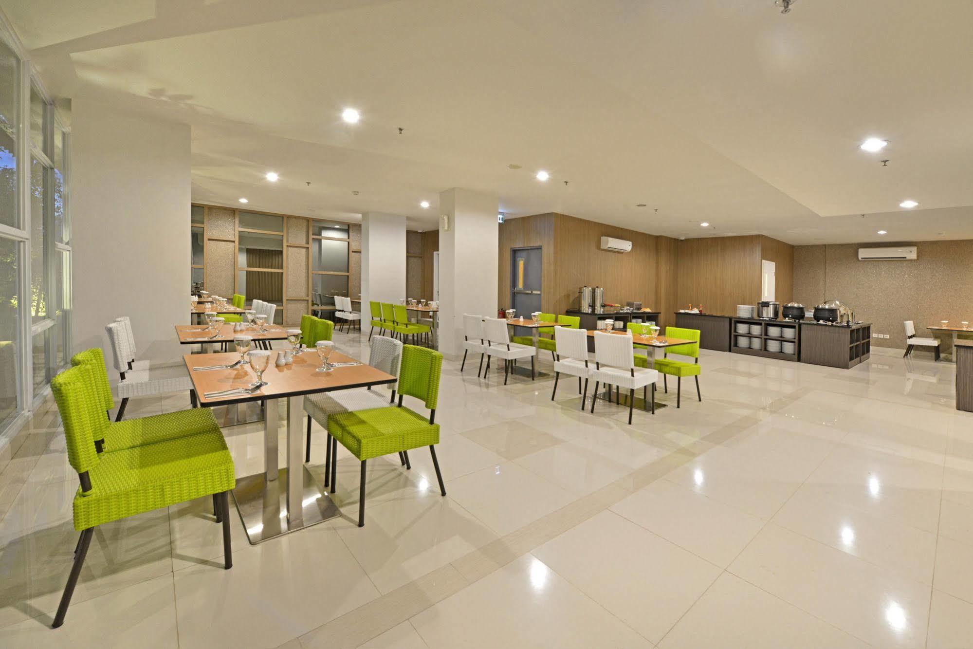 Whiz Prime Hotel Hasanuddin Makassar Buitenkant foto