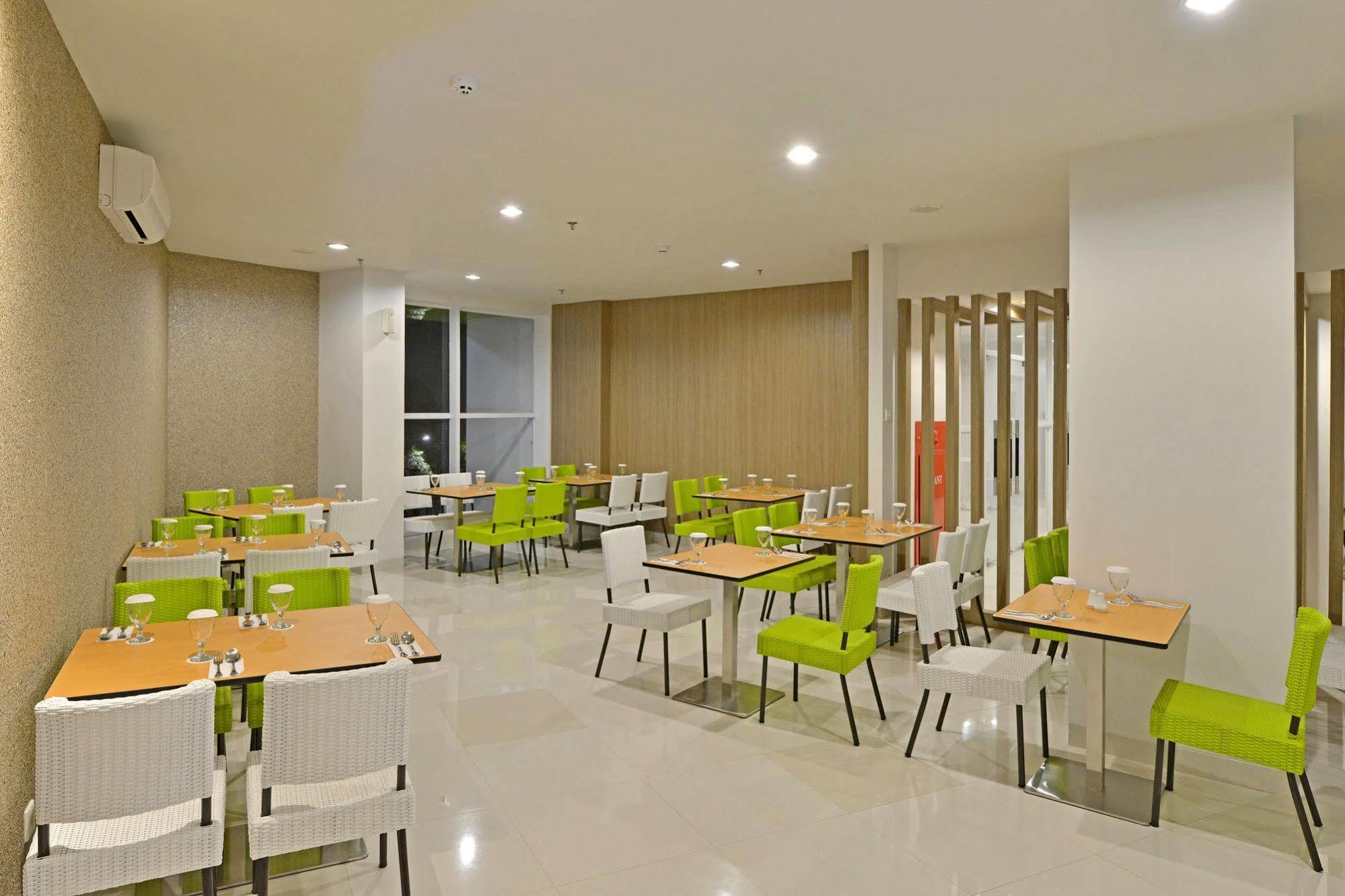 Whiz Prime Hotel Hasanuddin Makassar Buitenkant foto
