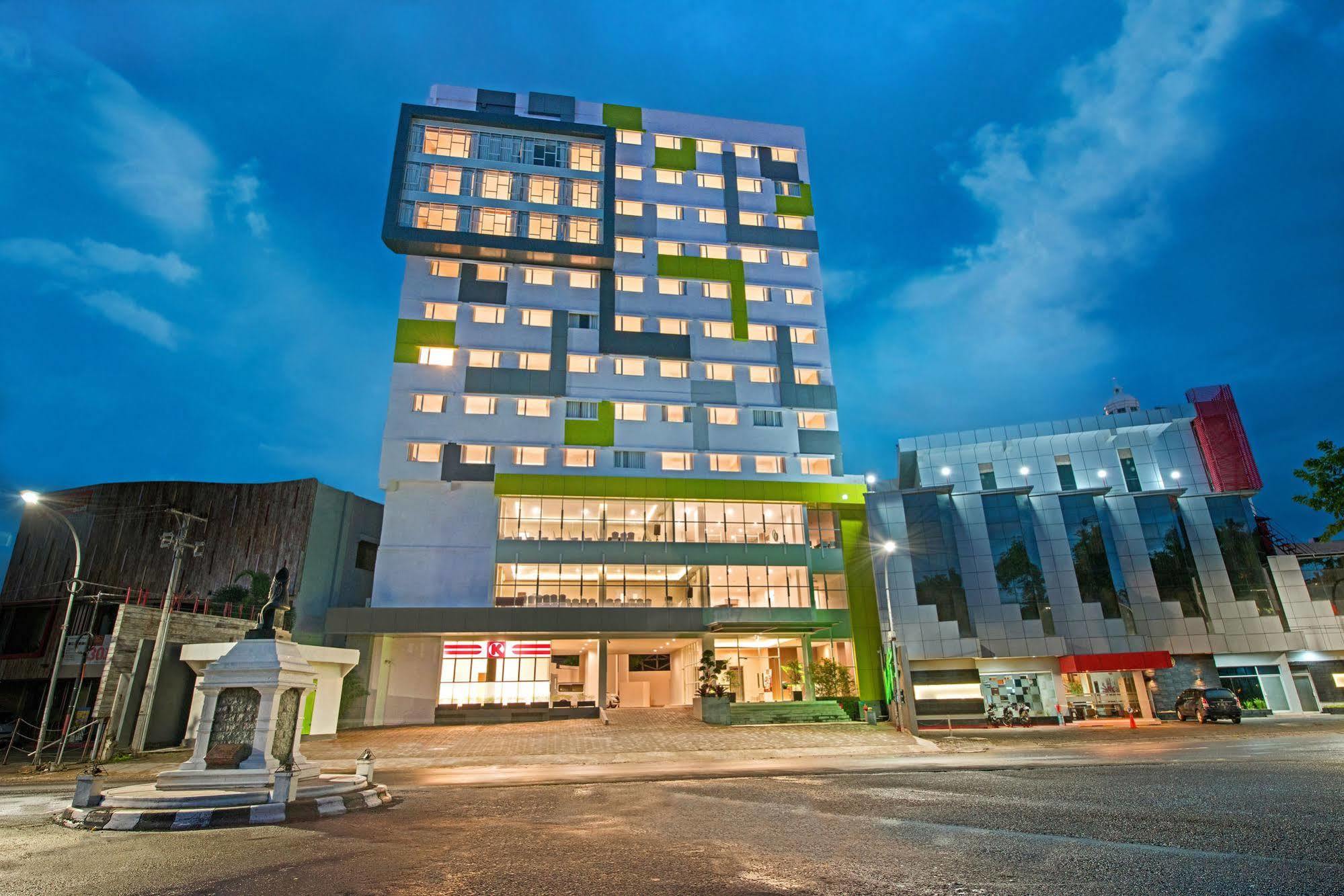 Whiz Prime Hotel Hasanuddin Makassar Buitenkant foto